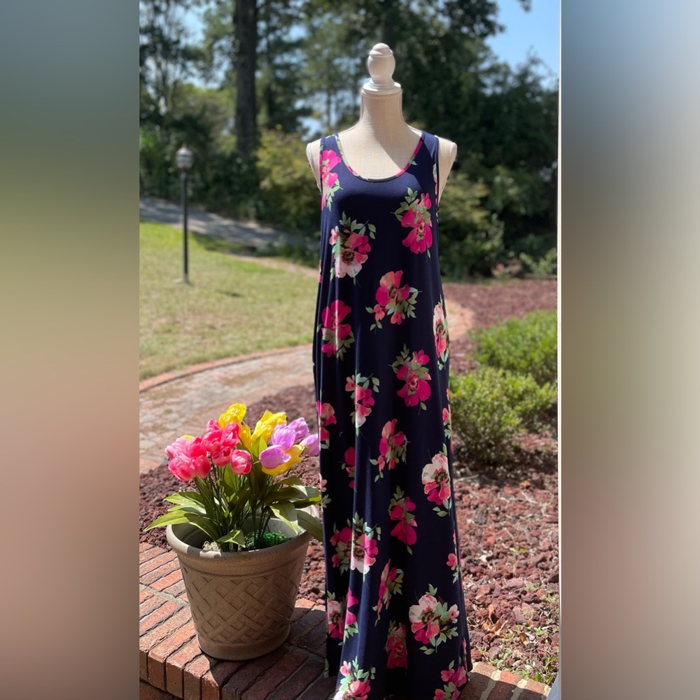 EUC Floral Maxi Dress. Size Small. Pockets! Pink, Navy, Green. 💙💚